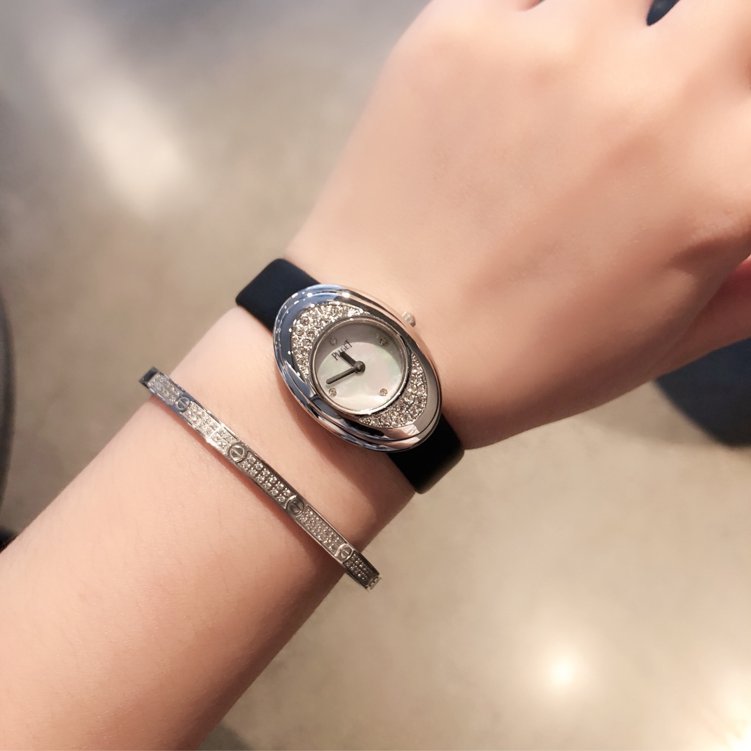 Piaget 伯爵 非凡珍品系列腕表 表壳由可顺时针旋转的三片花瓣造型组成一朵完美的三色艳丽花朵