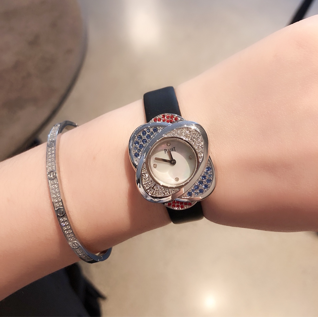 Piaget 伯爵 非凡珍品系列腕表 表壳由可顺时针旋转的三片花瓣造型组成一朵完美的三色艳丽花朵