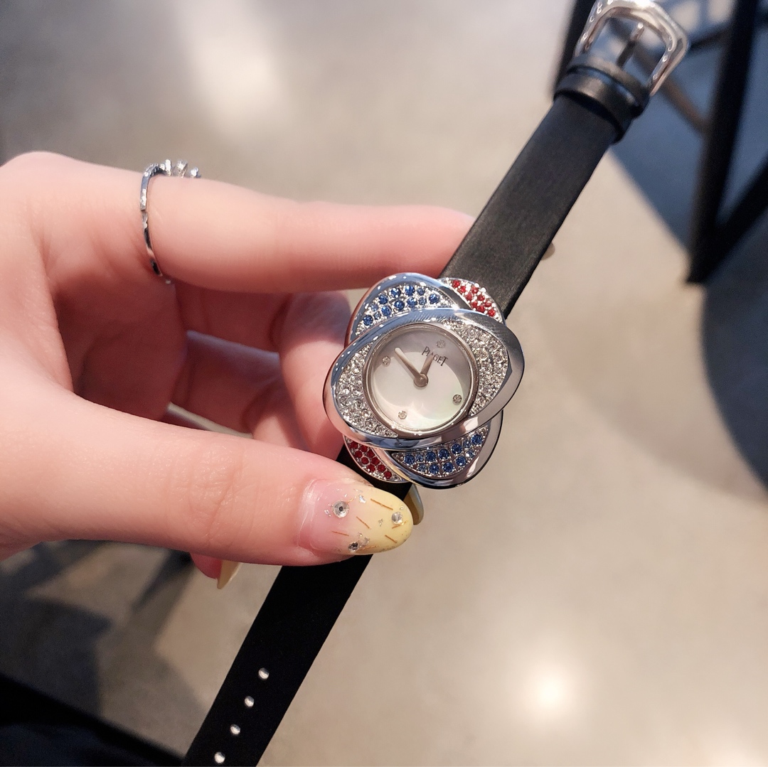 Piaget 伯爵 非凡珍品系列腕表 表壳由可顺时针旋转的三片花瓣造型组成一朵完美的三色艳丽花朵