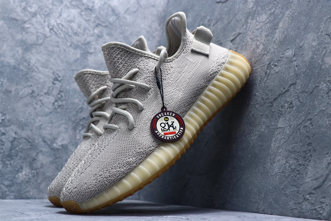 《台湾TT版本》  天使配色   
配正品购物袋Yeezy 350V2 "Static“non reflective‼️椰子350v2(灰芝麻) 原装飞织档案‼️ 东莞百宏织带鞋带过油巴斯夫满钉大底 原厂模具成型 正确后跟外翻弧度 万邦最新打标系统+原标原墨 SIZE:尺码：36 36.5 37 38 38.5 39 40 40.5 41 42 42.5 43 44 45 46 46.5 47 48