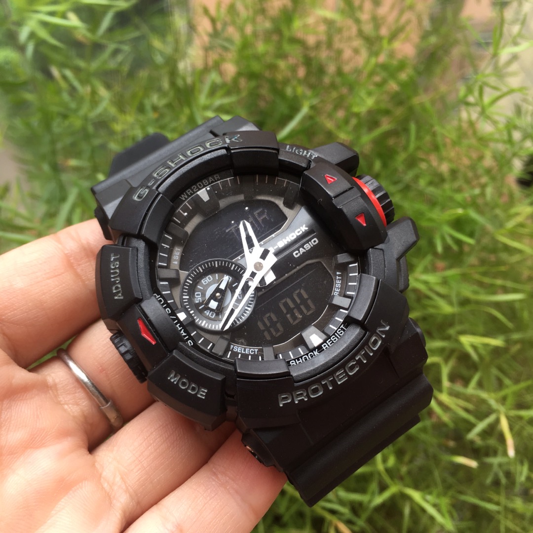 G5    Casio 卡西欧 GA400系列，最高版本，主要功能：45度自动抬手灯，防震防水，世界时间，倒计时，闹铃，间歇响报，日历.尺寸：55mm大号 全套