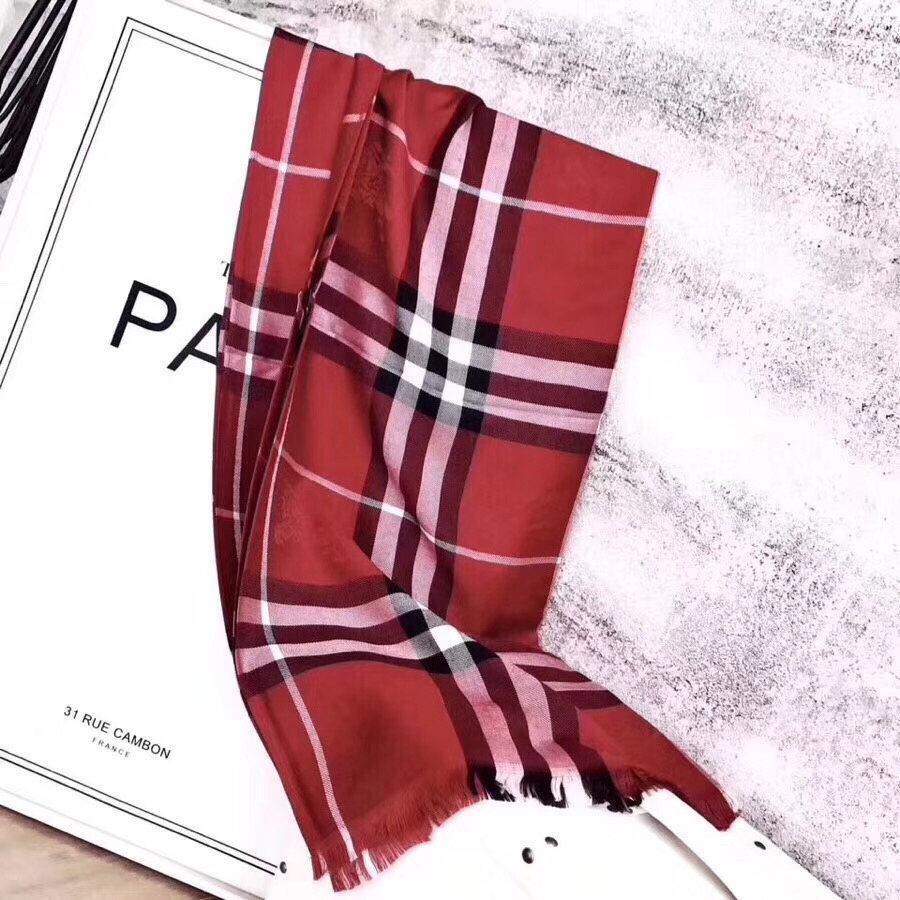 Burberry天丝棉格子囲巾 - 柔らかさと高い垂感