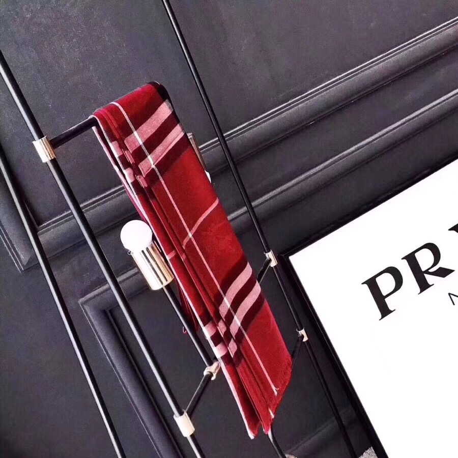 Burberry天丝棉格子囲巾 - 柔らかさと高い垂感