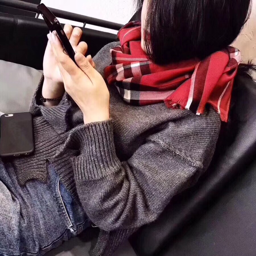 Burberry天丝棉格子囲巾 - 柔らかさと高い垂感