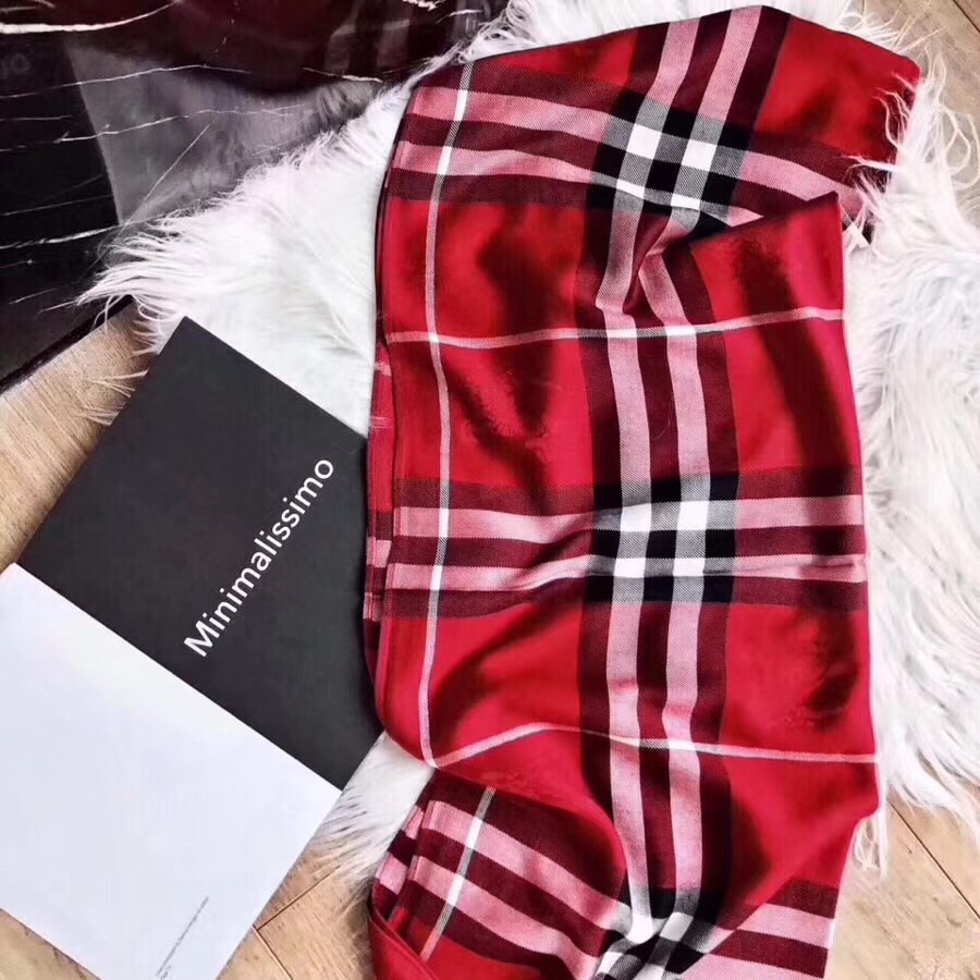 Burberry天丝棉格子囲巾 - 柔らかさと高い垂感