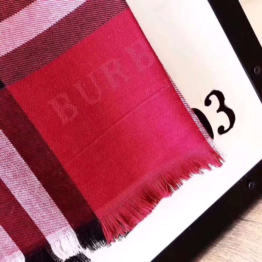 Burberry天丝棉格子囲巾 - 柔らかさと高い垂感
