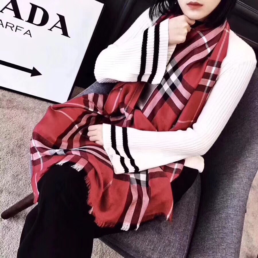 Burberry天丝棉格子囲巾 - 柔らかさと高い垂感