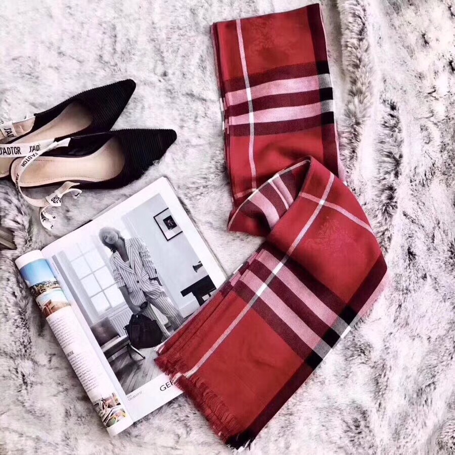 Burberry天丝棉格子囲巾 - 柔らかさと高い垂感