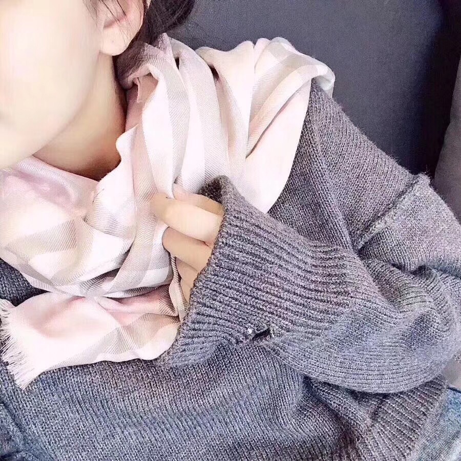 Burberr*y天丝棉格子囲巾 - 柔らかく高品質な素材