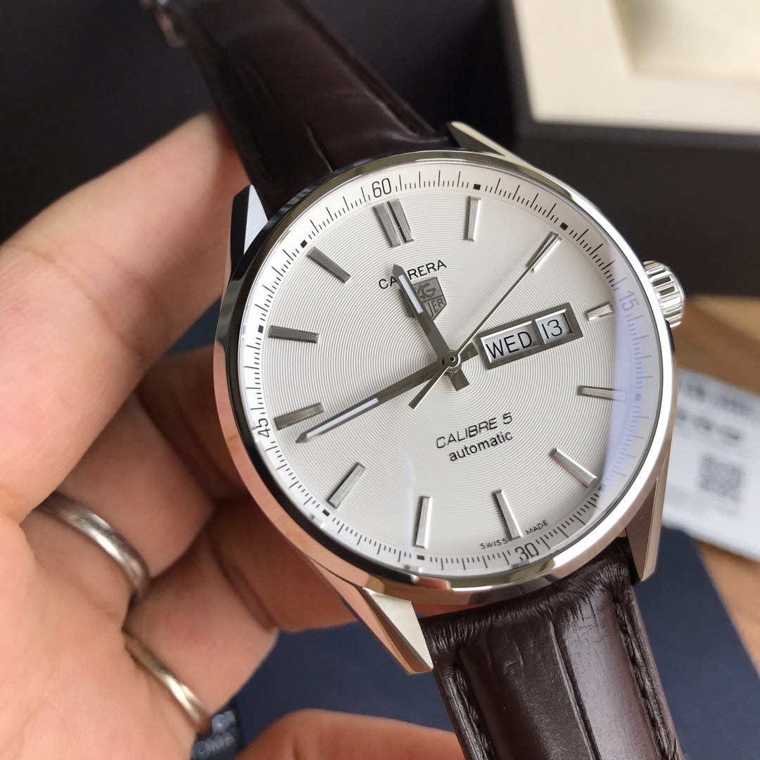 NO:385626,Packaging. New TAG Heuer, high-value appearance has been launched!  Carrera series double calendar model, original real crocodile strap original buckle!  Five colors. Sapphire anti-string glass, equipped with the original Swiss SW220 mechanical movement, transparent bottom design, fine polishing of the case, infinitely enlarged and contrasted, absolutely flawless, excellent to use!  Brand new and complete set., stuart weitzman, tag heue19860909批 包装.新款泰格豪雅,高颜值已上线！卡莱拉系列双日历款,原装真鳄鱼表带原装扣！五色齐.蓝宝石防弦玻璃,搭载原装瑞士SW220机械机芯,透底设计,表壳打磨抛光精细,可以无限放大对比,绝对完美无暇,上手超赞！全新全套出.,,stuart weitzman,tag heue,Watch