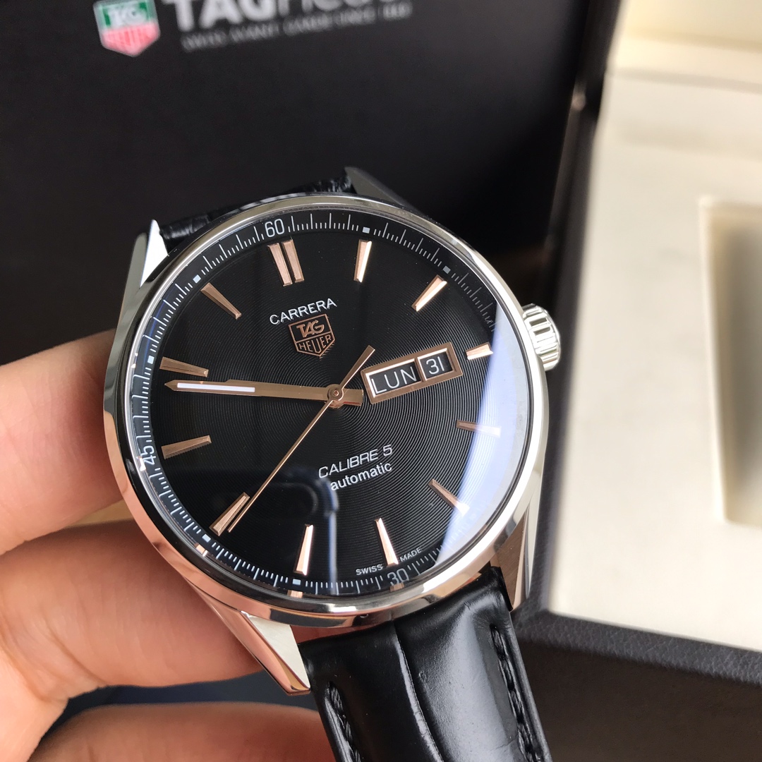 NO:385617,Batch: Packaging: 50 New TAG Heuer, high-value appearance has been launched!  Carrera series double calendar model, original real crocodile strap original buckle!  Five colors. Sapphire anti-string glass, equipped with the original Swiss SW220 mechanical movement, transparent bottom design, fine polishing of the case, infinitely enlarged and contrasted, absolutely flawless, excellent to use!  Brand new and complete set., stuart weitzman, tag heue19860909批:包装:50 新款泰格豪雅,高颜值已上线！卡莱拉系列双日历款,原装真鳄鱼表带原装扣！五色齐.蓝宝石防弦玻璃,搭载原装瑞士SW220机械机芯,透底设计,表壳打磨抛光精细,可以无限放大对比,绝对完美无暇,上手超赞！全新全套出.,,stuart weitzman,tag heue,Watch