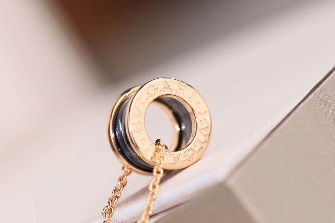 Bvlgari BVLGARI® 项链 3⃣色 白陶瓷 同步高端 定制 宝格丽 系列 气质如你 无论是 旅行 度假 上班 工作无论是 长发 短发 它都能搭配出你心仪的造型 奢华 S925通体纯银 高品质