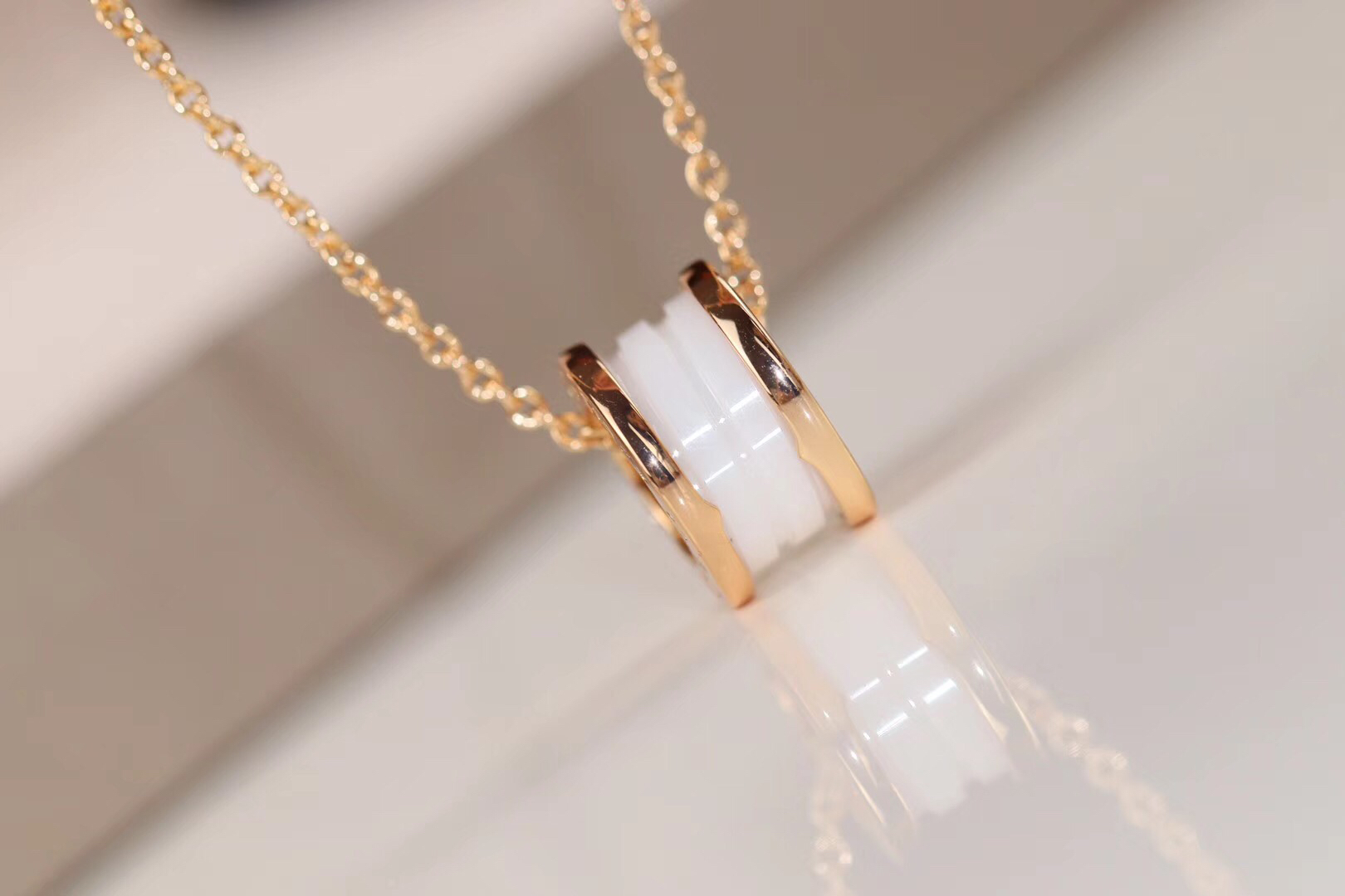 Bvlgari BVLGARI® 项链 3⃣色 白陶瓷 同步高端 定制 宝格丽 系列 气质如你 无论是 旅行 度假 上班 工作无论是 长发 短发 它都能搭配出你心仪的造型 奢华 S925通体纯银 高品质