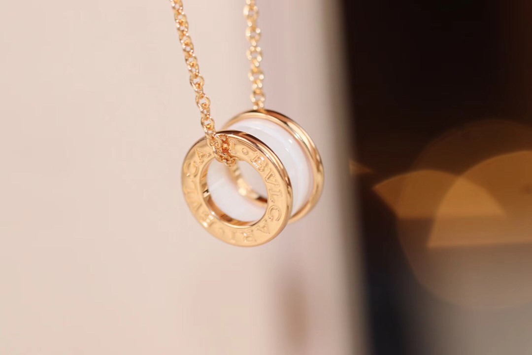 Bvlgari BVLGARI® 项链 3⃣色 白陶瓷 同步高端 定制 宝格丽 系列 气质如你 无论是 旅行 度假 上班 工作无论是 长发 短发 它都能搭配出你心仪的造型 奢华 S925通体纯银 高品质