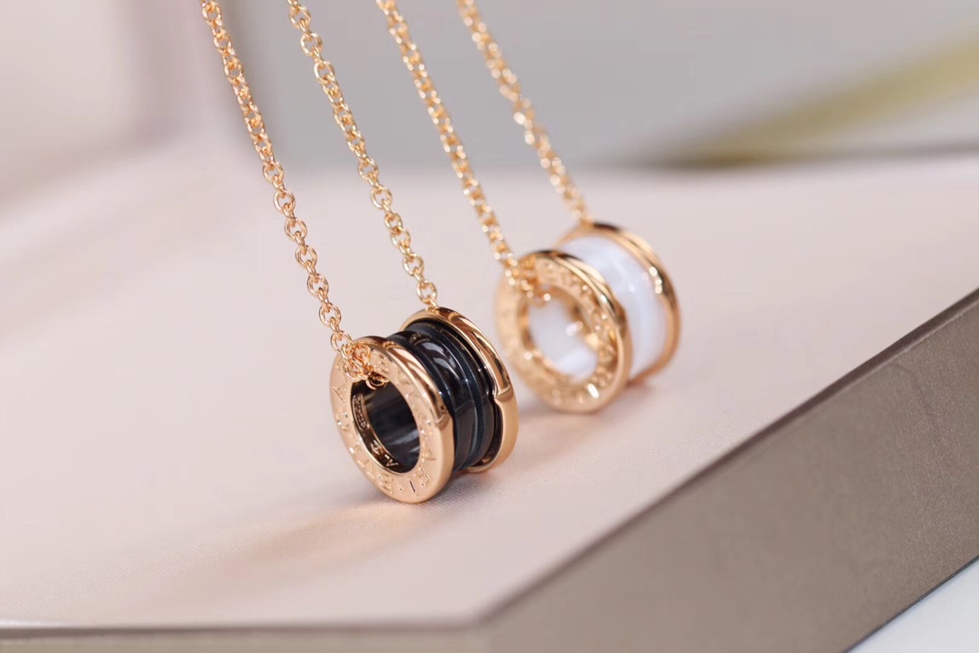 Bvlgari BVLGARI® 项链 3⃣色 白陶瓷 同步高端 定制 宝格丽 系列 气质如你 无论是 旅行 度假 上班 工作无论是 长发 短发 它都能搭配出你心仪的造型 奢华 S925通体纯银 高品质