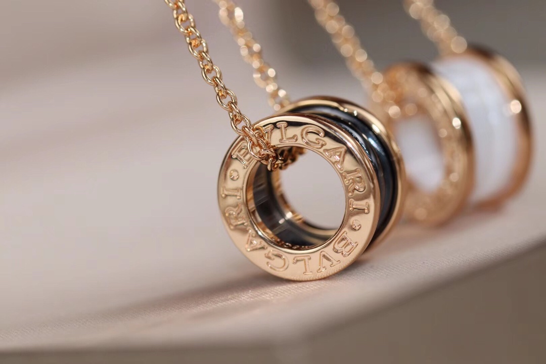 Bvlgari BVLGARI® 项链 3⃣色 白陶瓷 同步高端 定制 宝格丽 系列 气质如你 无论是 旅行 度假 上班 工作无论是 长发 短发 它都能搭配出你心仪的造型 奢华 S925通体纯银 高品质