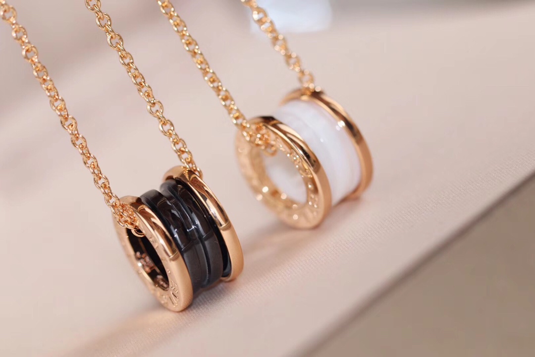 Bvlgari BVLGARI® 项链 3⃣色 白陶瓷 同步高端 定制 宝格丽 系列 气质如你 无论是 旅行 度假 上班 工作无论是 长发 短发 它都能搭配出你心仪的造型 奢华 S925通体纯银 高品质