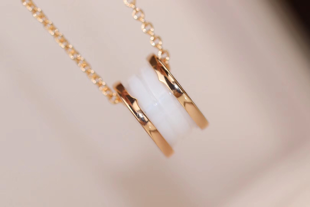 Bvlgari BVLGARI® 项链 3⃣色 白陶瓷 同步高端 定制 宝格丽 系列 气质如你 无论是 旅行 度假 上班 工作无论是 长发 短发 它都能搭配出你心仪的造型 奢华 S925通体纯银 高品质