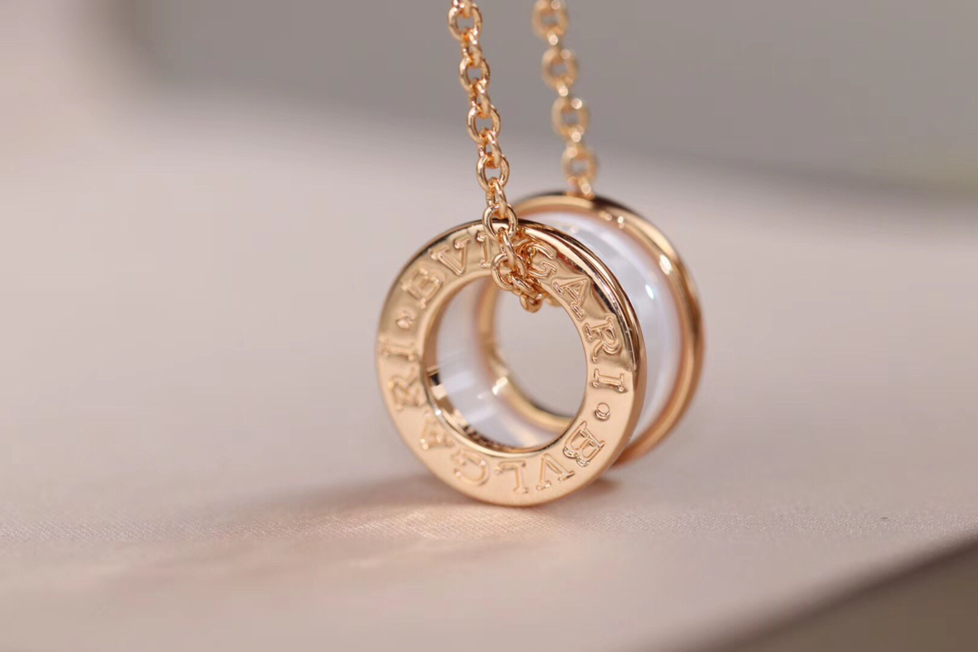Bvlgari BVLGARI® 项链 3⃣色 白陶瓷 同步高端 定制 宝格丽 系列 气质如你 无论是 旅行 度假 上班 工作无论是 长发 短发 它都能搭配出你心仪的造型 奢华 S925通体纯银 高品质