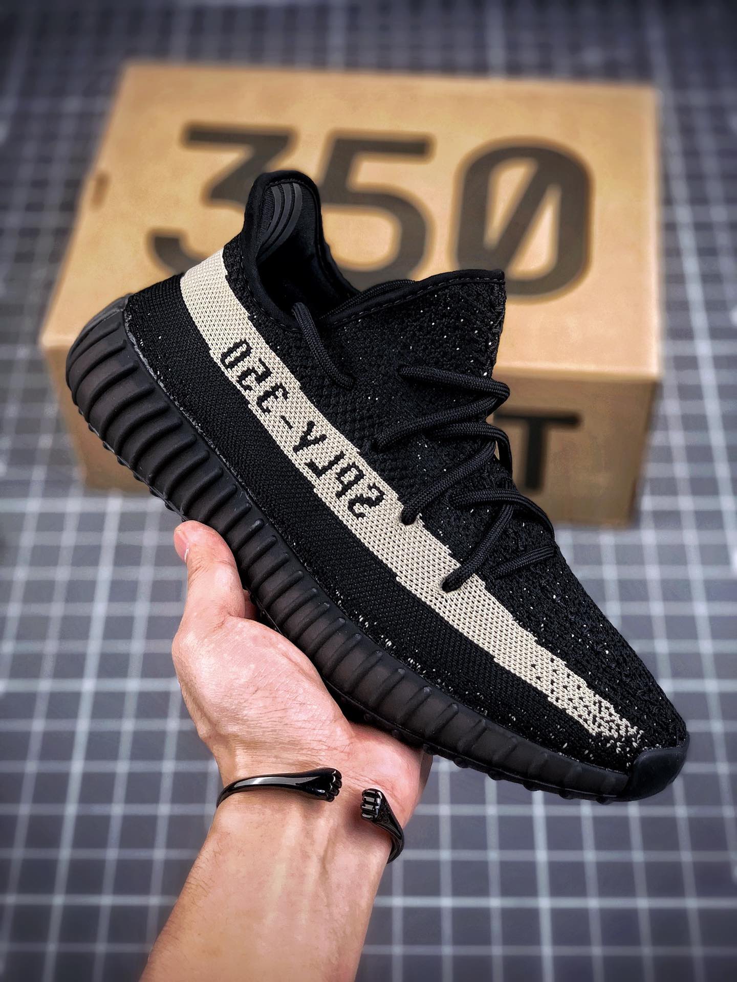 Yeezy 350 Boost V2 1.0 # # Boost ‼️ BY1604
Taglia 36 36.5 37 38 38.5 39 40 40.5 41 42 42.5 43 44 44.5 45 46 47 48