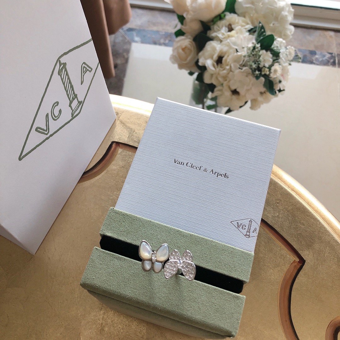 NO:574328,VCA butterfly ring sterling silver 925 I believe everyone is familiar with this one~ It is very special and beautiful with full diamond micro-setting technology. One is white mother-of-pearl inlay. The two materials have in common that they are very eye-catching under the light or sunlight. It is a very gentle ring. The open design is not finicky. White gold/rose gold, VcA ring, ring, pure silver19860909VCA蝴蝶戒指 纯银925 这款相信大家都不陌生啦~ 它很特別也很漂亮满钻微镶工艺,一只是白贝母镶嵌,2种材质的共同点就是在灯光或者阳光下都很吸睛,是很温柔的一款戒指了,开口设计不挑手. 白金/玫金,VcA戒指,ring,pure silver,Jewelry