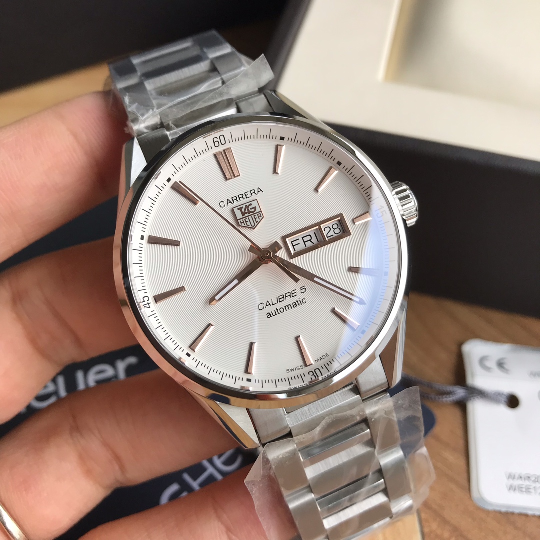 NO:385585,Batch: Packaging: 50 New TAG Heuer, high-value appearance has been launched!  Carrera series double calendar model, stainless steel perfect brushed strap original buckle, five colors, sapphire anti-string glass, equipped with original Swiss SW220 mechanical movement, transparent bottom design, fine polishing case, infinite magnification and comparison, absolutely flawless, excellent to use!  Brand new and complete set., stuart weitzman, tag heue19860909批:包装:50 新款泰格豪雅,高颜值已上线！卡莱拉系列双日历款,精钢完美拉丝表带原装扣 五色齐.蓝宝石防弦玻璃,搭载原装瑞士SW220机械机芯,透底设计,表壳打磨抛光精细,可以无限放大对比,绝对完美无暇,上手超赞！全新全套出.,,stuart weitzman,tag heue,Watch