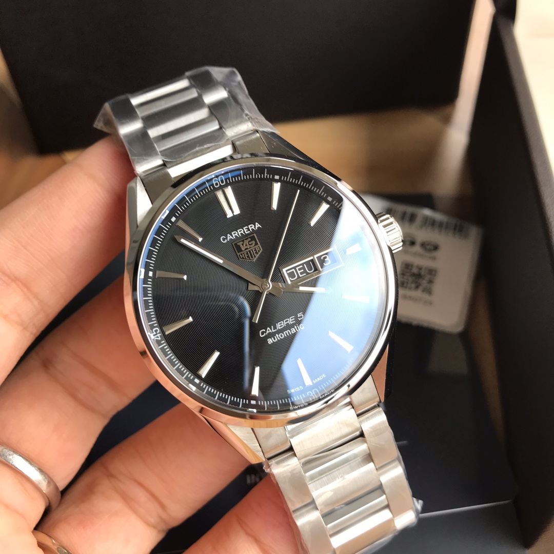 NO:727494,You can customize the counter inspection code. Batch: Packaging: 50. The new TAG Heuer, with good looks, is now online!  Carrera series double calendar model, perfect brushed stainless steel strap and original buckle!  Five colors, sapphire anti-string glass, equipped with original Swiss SW220 mechanical movement, transparent bottom design, finely polished case, can infinitely magnify the contrast, absolutely flawless, awesome to use!  Brand new set.,,stuart weitzman,tag heue19860909可以订做专柜查验码 批:包装:50 新款泰格豪雅,高颜值已上线！卡莱拉系列双日历款,精钢完美拉丝表带 原装扣！五色齐.蓝宝石防弦玻璃,搭载原装瑞士SW220机械机芯,透底设计,表壳打磨抛光精细,可以无限放大对比,绝对完美无暇,上手超赞！全新全套出.,,stuart weitzman,tag heue,Watch