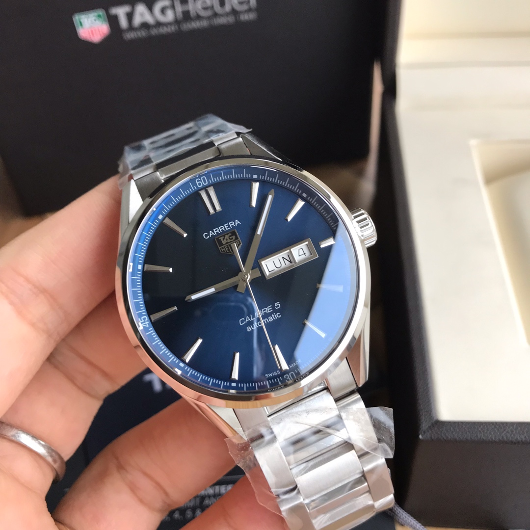 NO:385569,Purchase: Packaging: 50 New TAG Heuer, high-value appearance has been launched!  Carrera series double calendar model, stainless steel perfect brushed strap original buckle!  Five colors. Sapphire anti-string glass, equipped with the original Swiss SW220 mechanical movement, transparent bottom design, fine polishing of the case, infinitely enlarged and contrasted, absolutely flawless, excellent to use!  Brand new and complete set., stuart weitzman, tag heue19860909批: 包装:50 新款泰格豪雅,高颜值已上线！卡莱拉系列双日历款,精钢完美拉丝表带原装扣！五色齐.蓝宝石防弦玻璃,搭载原装瑞士SW220机械机芯,透底设计,表壳打磨抛光精细,可以无限放大对比,绝对完美无暇,上手超赞！全新全套出.,,stuart weitzman,tag heue,Watch