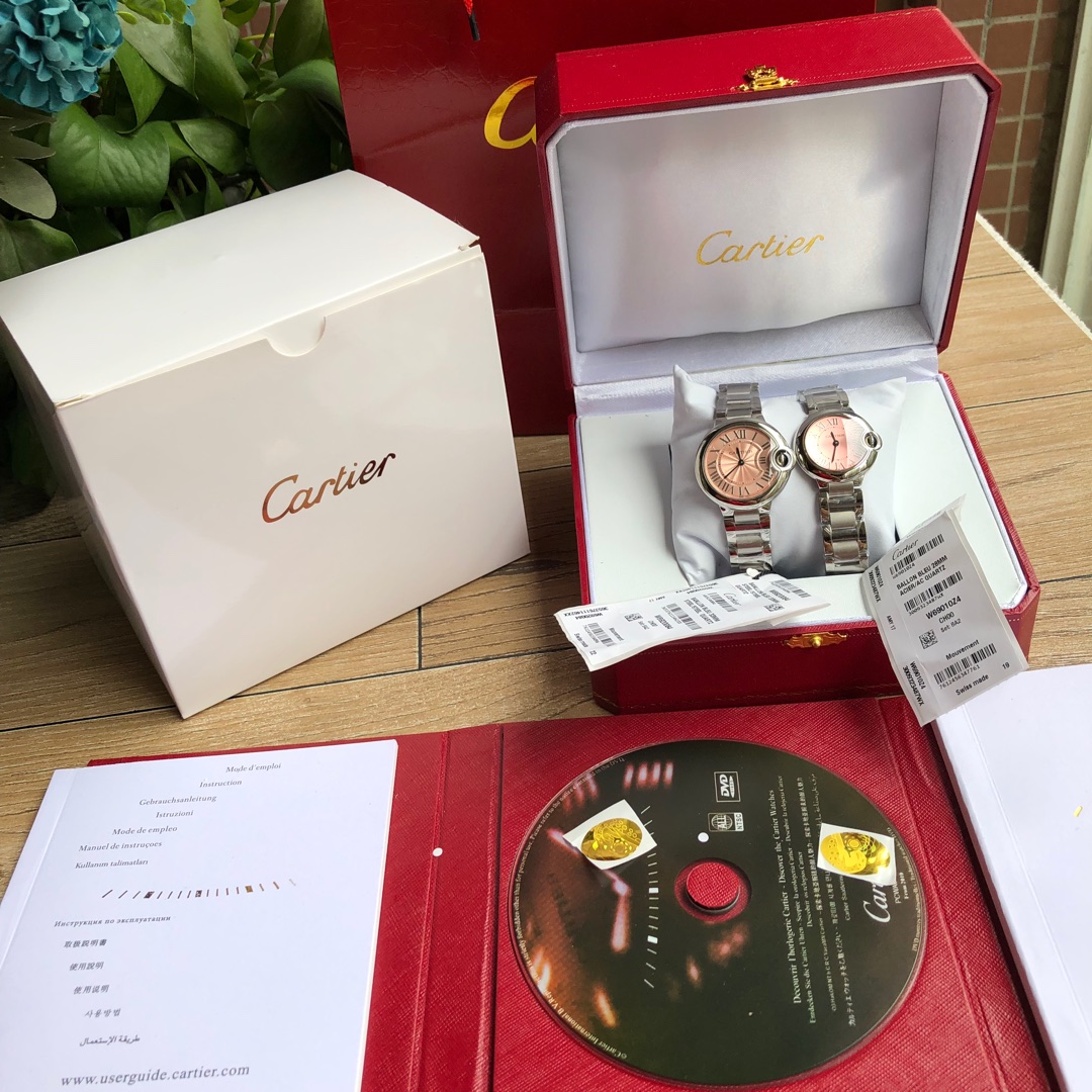 NO:154318,Whole-fitting box supports Hong Kong and US direct mail. One of the hottest styles in the world!  Exclusive channel!  The two sizes are 28-33MM respectively, and the movement is a quartz movement. Cartier Cardier, the world's top jewelry and watch brand, has produced many classics in the super-long brand history, such as the legendary series of Santos and Tank among the watches. In recent years, the most popular style of Cartier watches is undoubtedly the blue balloon Bleu. The ultra-thin watch uses its ultra-thin body and light texture to interpret the usual elegance of the blue balloon watch series to the extreme.,,cartier19860909批配盒 支持香港 美国直邮 重磅来袭全球最火的款式之一！独家渠道！二个尺寸分别为28-33MM,机芯为石英机芯.世界顶级的珠宝与腕表品牌卡地亚Cardier,在超长的品牌历史上制作出众多经典,比如腕表中的桑托斯Santos、坦克Tank这样的传奇系列.近几年卡地亚腕表最受欢迎的款式无疑就是蓝气球Ballon Bleu.超薄腕表以超薄的身躯、轻盈的质感,将蓝气球腕表系列惯有的优雅演绎到极致.,,cartier,Watch