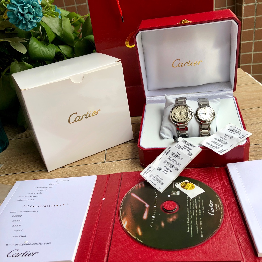 NO:154323,Whole-fitting box supports Hong Kong and US direct mail. One of the hottest styles in the world!  Exclusive channel!  The three sizes are 28-33-36MM respectively, and the movement is a quartz movement. Cartier Cardier, the world's top jewelry and watch brand, has produced many classics in the super-long brand history, such as the legendary series of Santos and Tank among the watches. In recent years, the most popular style of Cartier watches is undoubtedly the blue balloon Bleu. The ultra-thin watch uses its ultra-thin body and light texture to interpret the usual elegance of the blue balloon watch series to the extreme.,,cartier19860909批配盒 支持香港 美国直邮 重磅来袭全球最火的款式之一！独家渠道！三个尺寸分别为28-33-36MM,机芯为石英机芯.世界顶级的珠宝与腕表品牌卡地亚Cardier,在超长的品牌历史上制作出众多经典,比如腕表中的桑托斯Santos、坦克Tank这样的传奇系列.近几年卡地亚腕表最受欢迎的款式无疑就是蓝气球Ballon Bleu.超薄腕表以超薄的身躯、轻盈的质感,将蓝气球腕表系列惯有的优雅演绎到极致.,,cartier,Watch