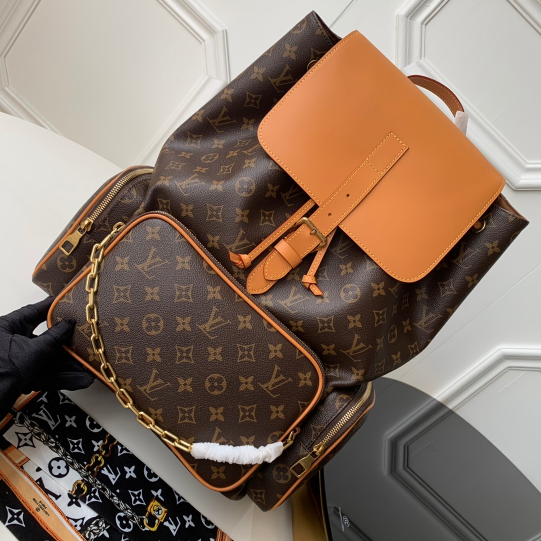 NO:401292,[Exclusive real photo M44658] The Trio backpack is a Monogram canvas body with a cowhide flap, which connects Louis Vuitton's past and present in modern details such as the front bag and the gold chain. The three zippered front bags and side bags are in line with pragmatism, and they can accommodate laptops. 60.0x 72.0x 19.0 cm m. 850 [Warm reminder that this bag is too big and does not fit in packaging!  】,LV【Original Factory】,louis vuitton,louis vuitton,cowhide19860909【独家实拍M44658】Trio 双肩包为 Monogram 帆布包身搭配牛皮翻盖,在前袋金色链条等摩登细节的点缀中,联结路易威登的过往与当下.三只拉链前袋与侧袋契合实用主义,充裕空间可容纳笔记本电脑.60.0x 72.0x 19.0 cm m. 850【温馨提示此款包包太大,不配包装！】,LV【原厂皮】,louis vuitton,louis vuitton,cowhide,Bag