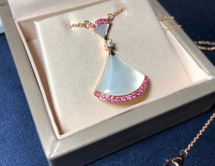 NO:102444,1382019 limited edition BV Chinese Valentine's Pink Skirts I heard that China only has 777 sets of limited editions. Come to me, no limit, haha, Bulgari necklace, bottega veneta, bvlgari, skirts, necklace198609091382019年限量BV七夕粉裙 听说,中国只限量777套 来我这,不限量哈哈,宝格丽项链,bottega veneta,bvlgari,skirts,necklace,Jewelry