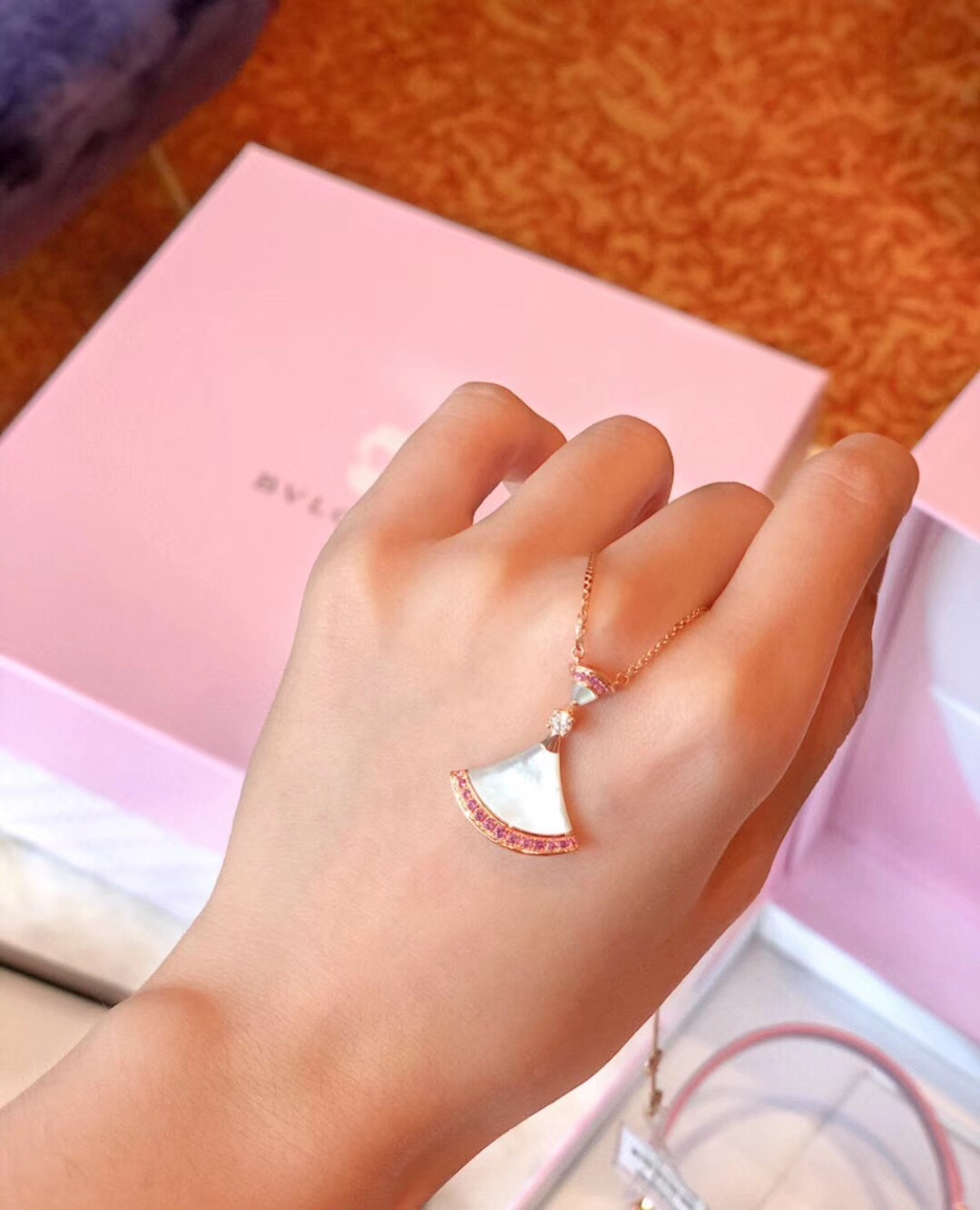 Bottega Veneta BV宝格丽 新款七夕情人节裙子项链 粉色蓝宝石 天然白贝母 显得整体都很温柔 既少女又端庄优雅～