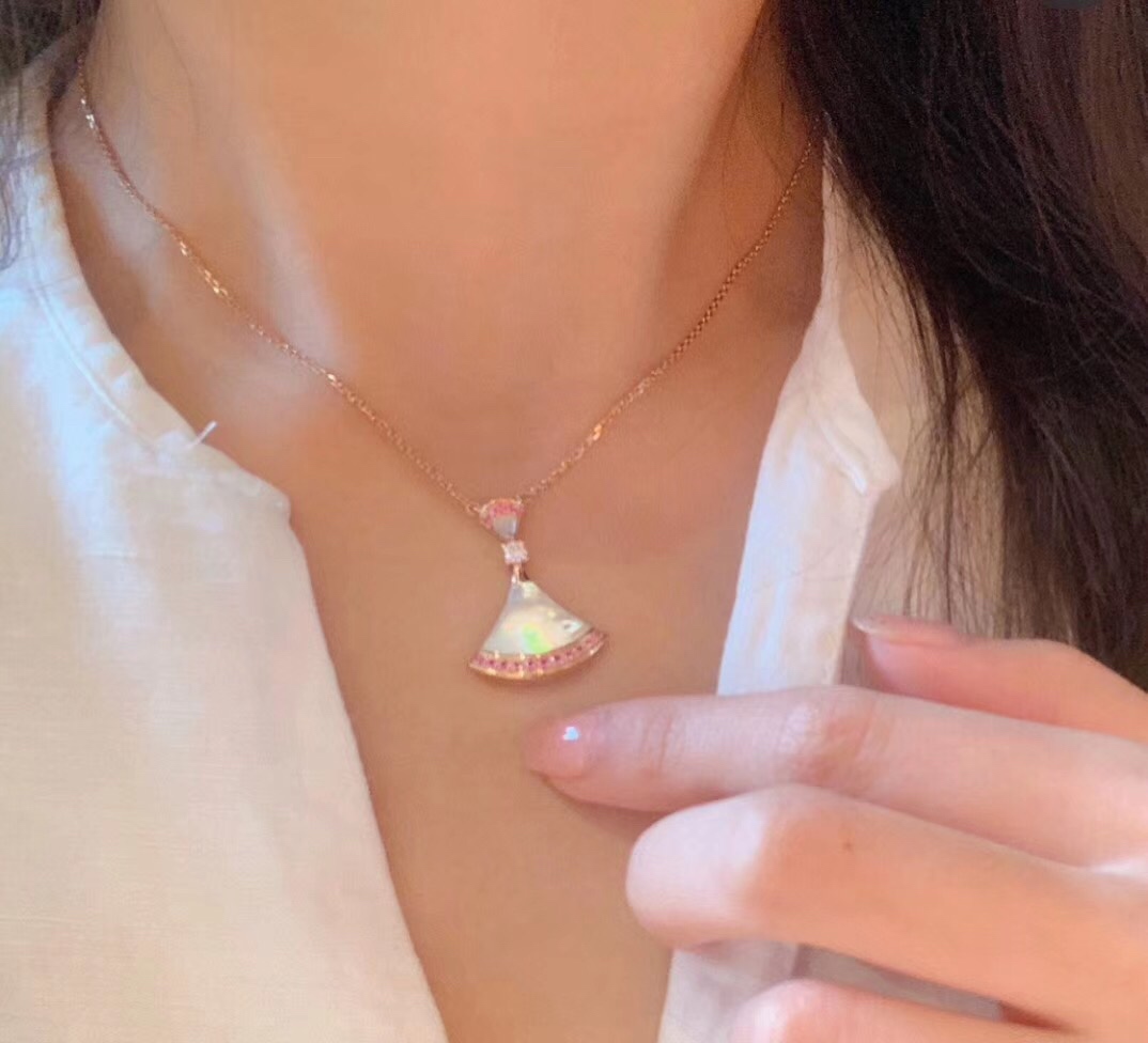Bottega Veneta BV宝格丽 新款七夕情人节裙子项链 粉色蓝宝石 天然白贝母 显得整体都很温柔 既少女又端庄优雅～