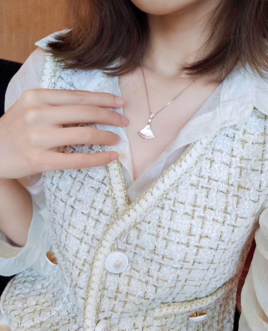 Bottega Veneta BV宝格丽 新款七夕情人节裙子项链 粉色蓝宝石 天然白贝母 显得整体都很温柔 既少女又端庄优雅～