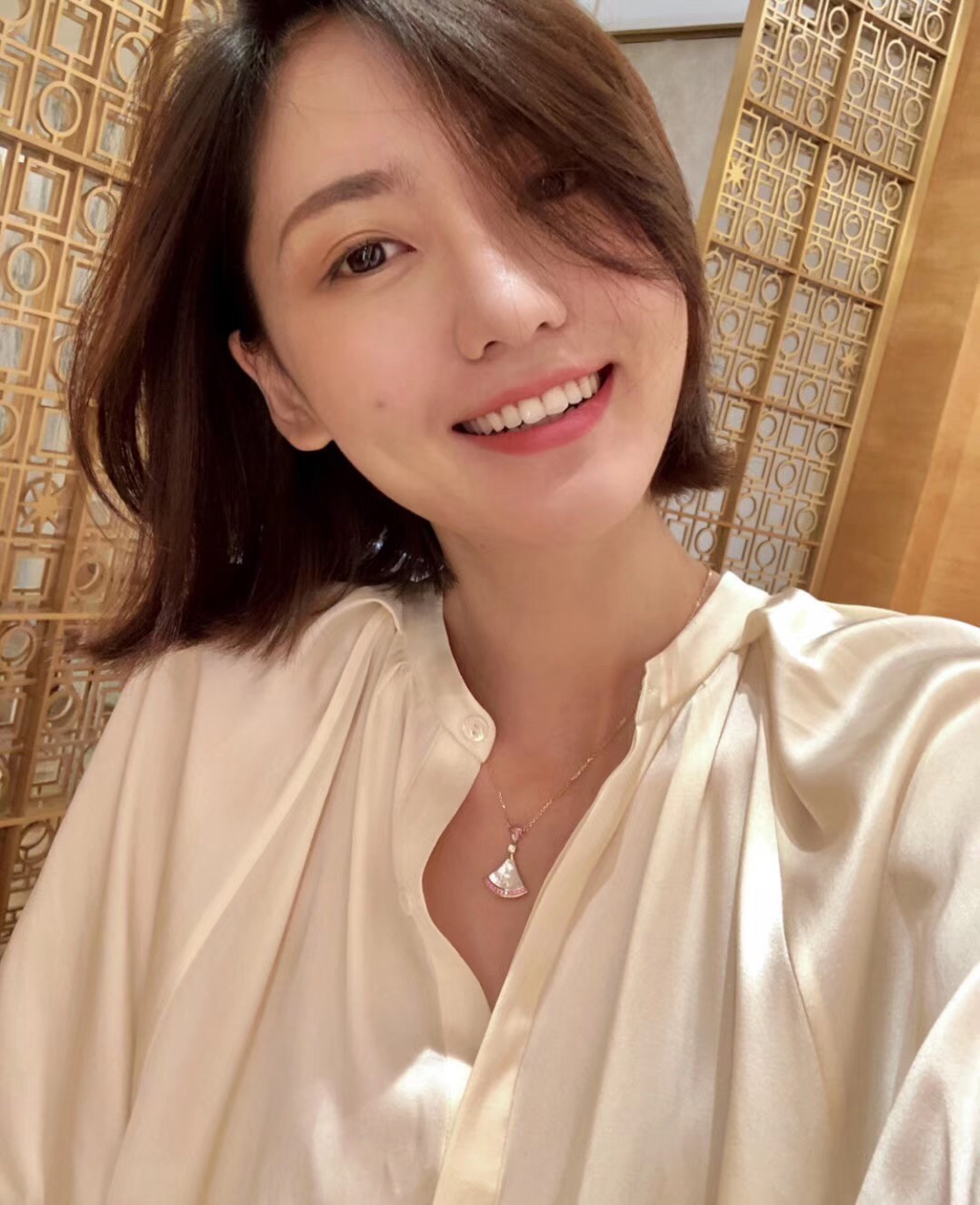 Bottega Veneta BV宝格丽 新款七夕情人节裙子项链 粉色蓝宝石 天然白贝母 显得整体都很温柔 既少女又端庄优雅～