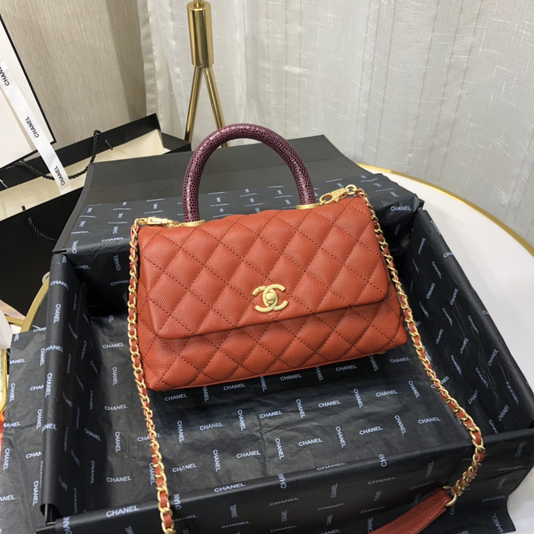 Chane1小香海外原单coco Handle 肩带可拆卸塞尔兹堡系列进口小颗球纹牛皮手提肩盖包先说说他的皮质是小的球纹而不是经典球纹的大棵的哦没有买原版是看不出的买来的原版都拆了开发两个尺寸 23cm 包哥哥