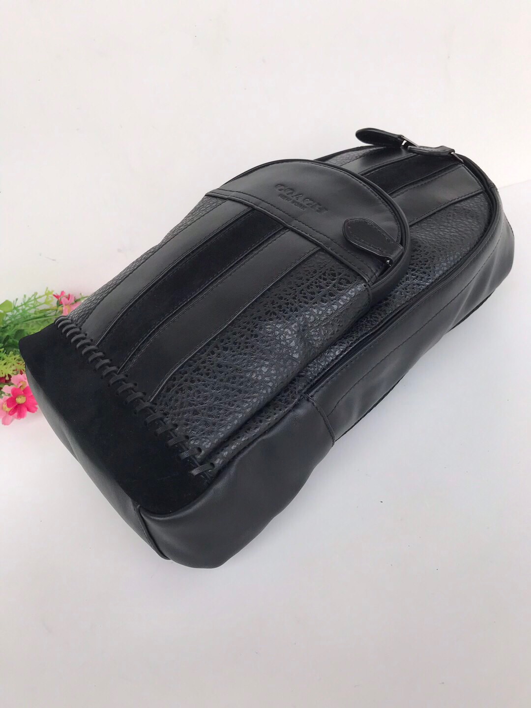Coach C原 F49333 新款胸包 颗粒纹牛皮+光面牛皮+反毛皮复杂的做工 底部接口处巧妙的编织装饰 容量大、出游旅行上班 款……