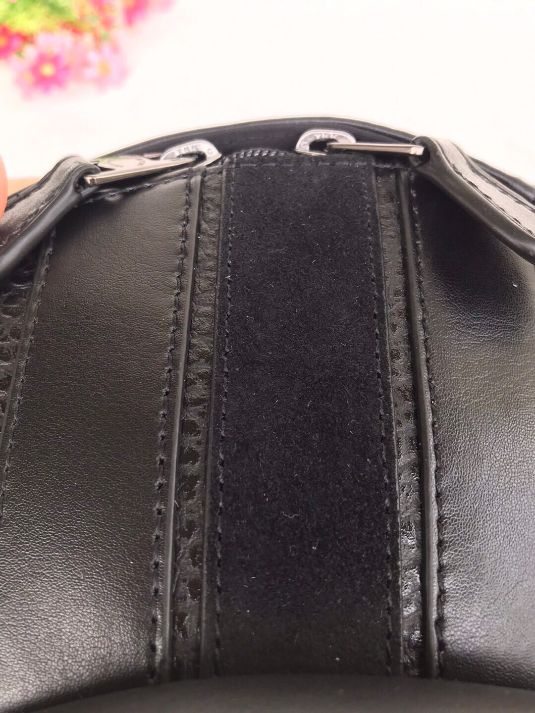 Coach C原 F49333 新款胸包 颗粒纹牛皮+光面牛皮+反毛皮复杂的做工 底部接口处巧妙的编织装饰 容量大、出游旅行上班 款……
