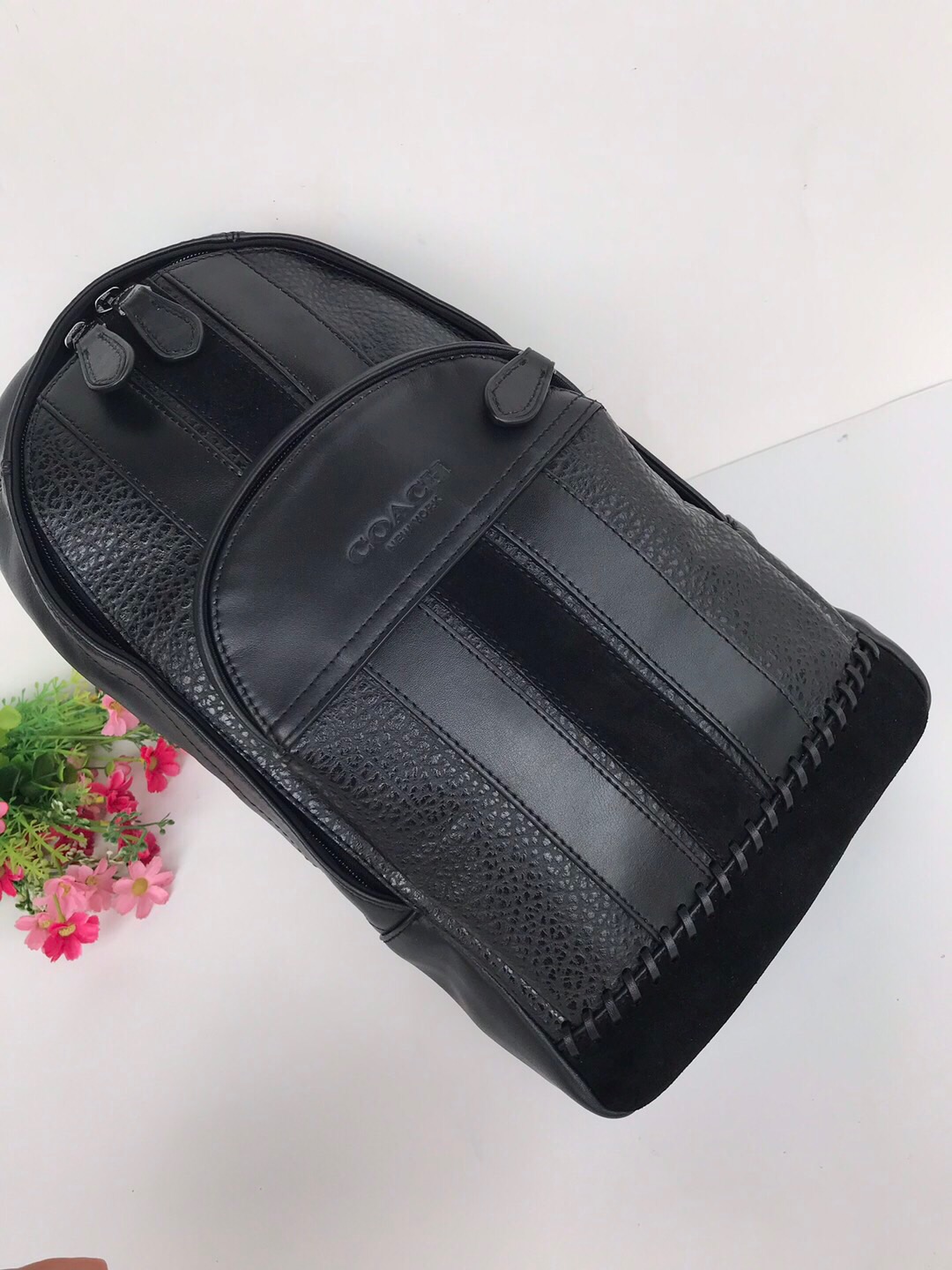 Coach C原 F49333 新款胸包 颗粒纹牛皮+光面牛皮+反毛皮复杂的做工 底部接口处巧妙的编织装饰 容量大、出游旅行上班 款……