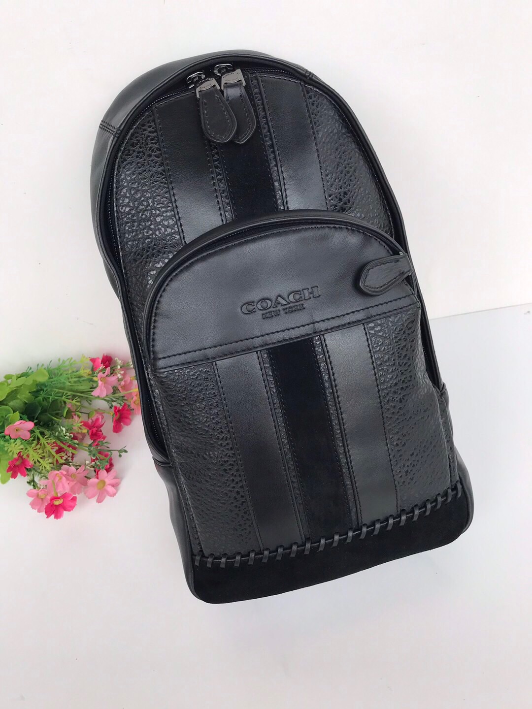 Coach C原 F49333 新款胸包 颗粒纹牛皮+光面牛皮+反毛皮复杂的做工 底部接口处巧妙的编织装饰 容量大、出游旅行上班 款……