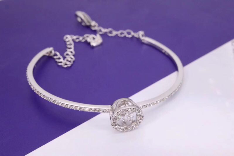  Swarovski 白金白色跳动的心手镯 可调节

这款优雅设计揉合了抢眼夺目的圆形装饰和透明色密镶S