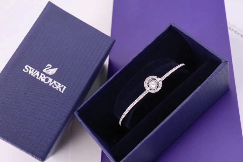  Swarovski 白金白色跳动的心手镯 可调节

这款优雅设计揉合了抢眼夺目的圆形装饰和透明色密镶S