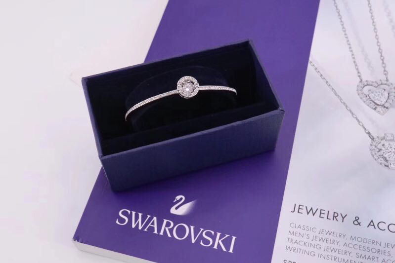  Swarovski 白金白色跳动的心手镯 可调节

这款优雅设计揉合了抢眼夺目的圆形装饰和透明色密镶S