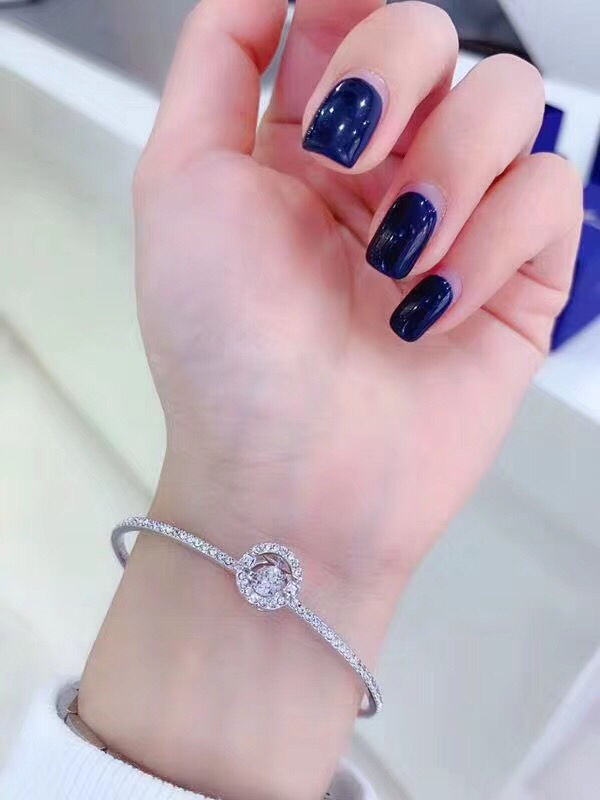  Swarovski 白金白色跳动的心手镯 可调节

这款优雅设计揉合了抢眼夺目的圆形装饰和透明色密镶S