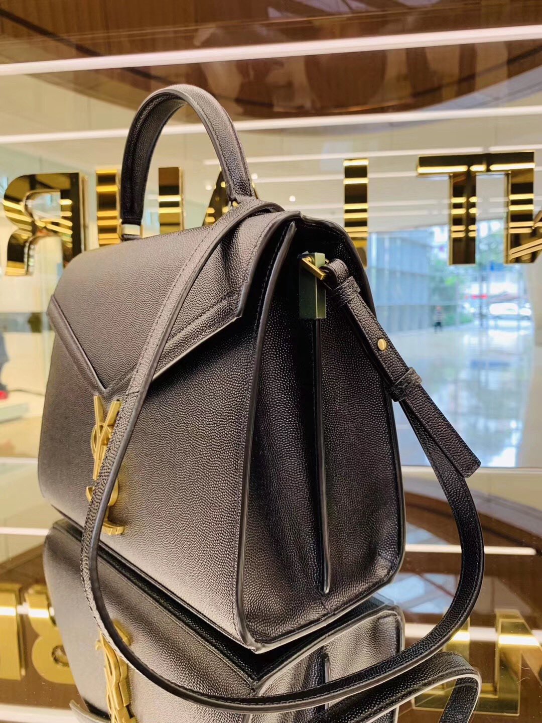 Saint Laurent Ysl CASSANDRA鱼子酱纹手拎包 578000黑色