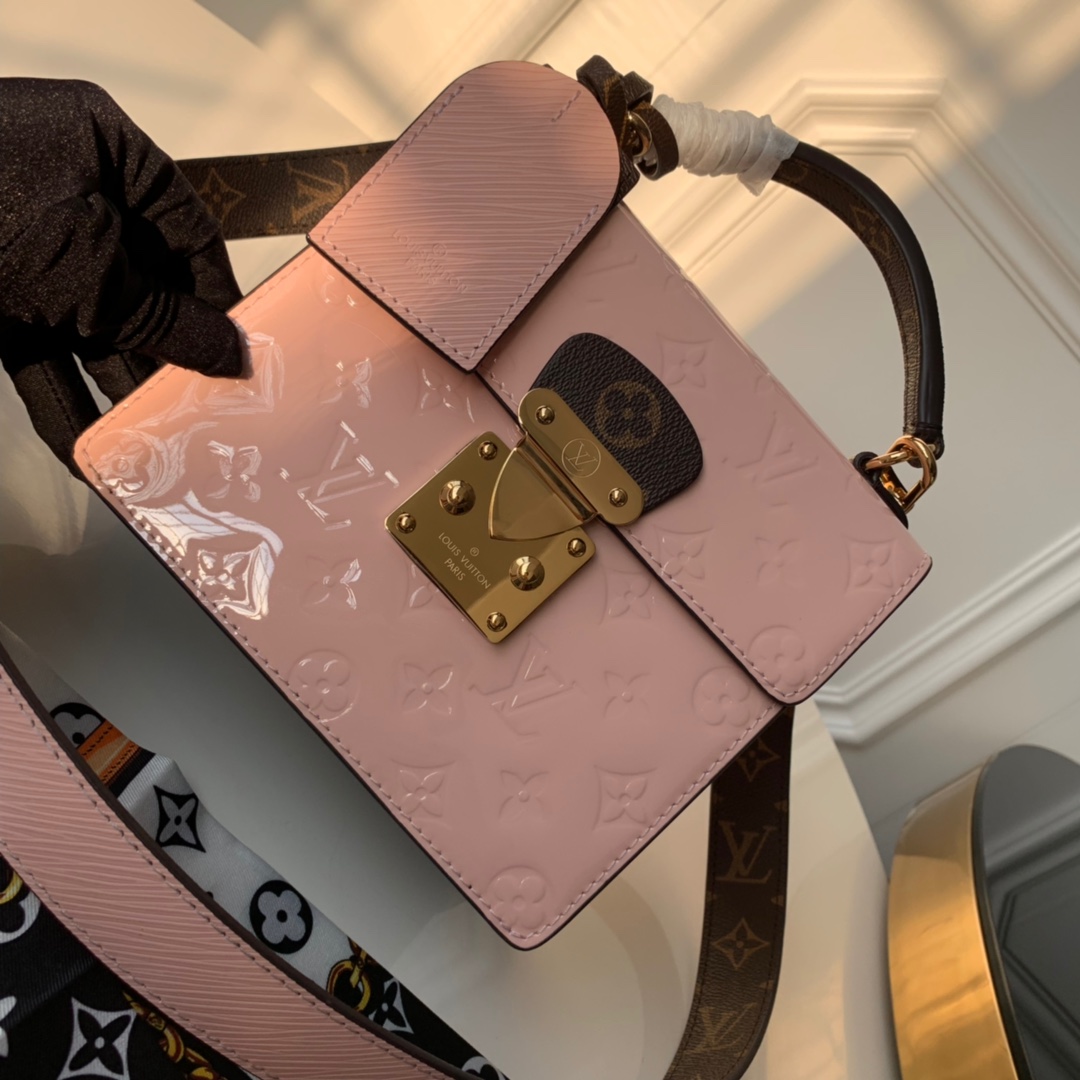 NO:396525,[Exclusive real shot M90376] Ballet powder!  This Spring Street handbag uses Monogram Vernis painted cowhide, with a versatile style. Inspired by the design launched by Marc Jacobs, the original women's art director, in 1999, it uses contrasting iconic fabrics to create a neat and avant-garde style. The top handle and removable shoulder straps bring a variety of carry options. Size 17×16×8.5cm.2019., LV [original leather], louis vuitton, cowhide19860909【独家实拍M90376】芭蕾粉！此款Spring Street手袋采用Monogram Vernis漆面牛皮,风格百搭.以原女装艺术总监Marc Jacobs于1999年推出的设计为灵感,运用对比色标志性面料,打造出利落而前卫的格调.顶部手柄与可拆卸肩带带来多种背携选择.尺寸17×16×8.5cm.2019.,LV【原厂皮】,louis vuitton,cowhide,Bag