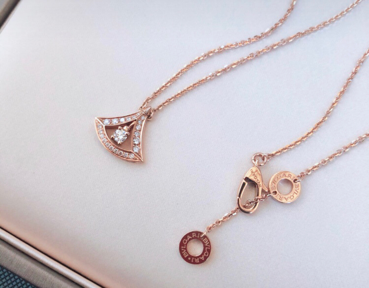 NO:102204,BVmini size hollow skirt necklace show original button small skirt necklace full of feminine charm praises the ultimate elegance of Italian style Platinum/rose gold spot, Bulgari necklace, bottega veneta, bvlgari, skirts, necklace19860909BVmini size镂空裙子项链 show 原版扣 小裙子项链十足的女性魅力 礼赞意大利式的极致优雅 白金/玫金现货,宝格丽项链,bottega veneta,bvlgari,skirts,necklace,Jewelry