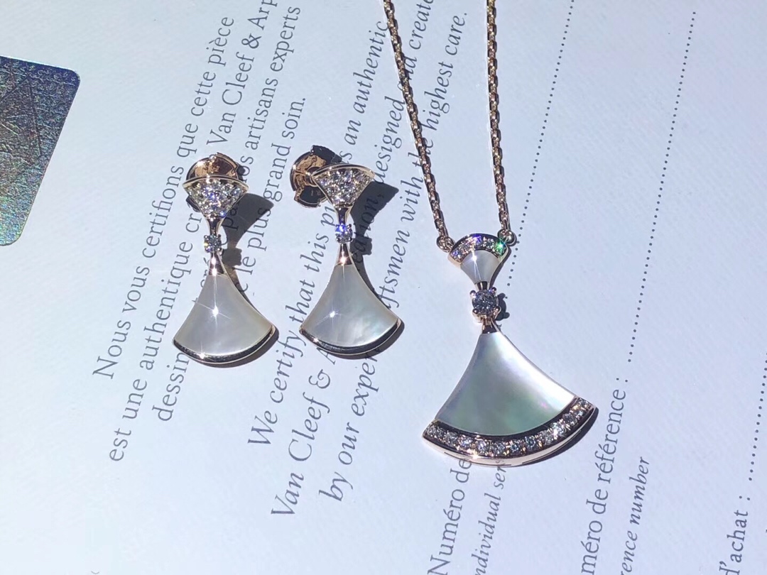NO:102173,Necklace P earrings are super invincible and fairy-hearted set of fluttering skirts. Bv white shells are pure. I like it. Bulgari earrings Bulgari necklace, bottega veneta, bvlgari, skirts, necklace19860909项链p耳钉超级无敌仙嫩的一套飘飘裙摆 Bv白贝的清纯,是我喜欢的.,宝格丽耳钉宝格丽项链,bottega veneta,bvlgari,skirts,necklace,Jewelry