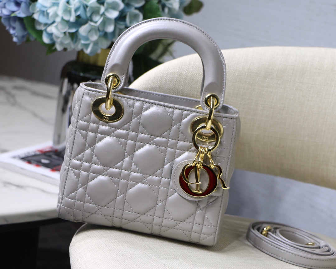 DIOR Lady Dior сумка, перламутна-шэрая, з авечай скуры, з двума ланцужкамі, тры секцыі